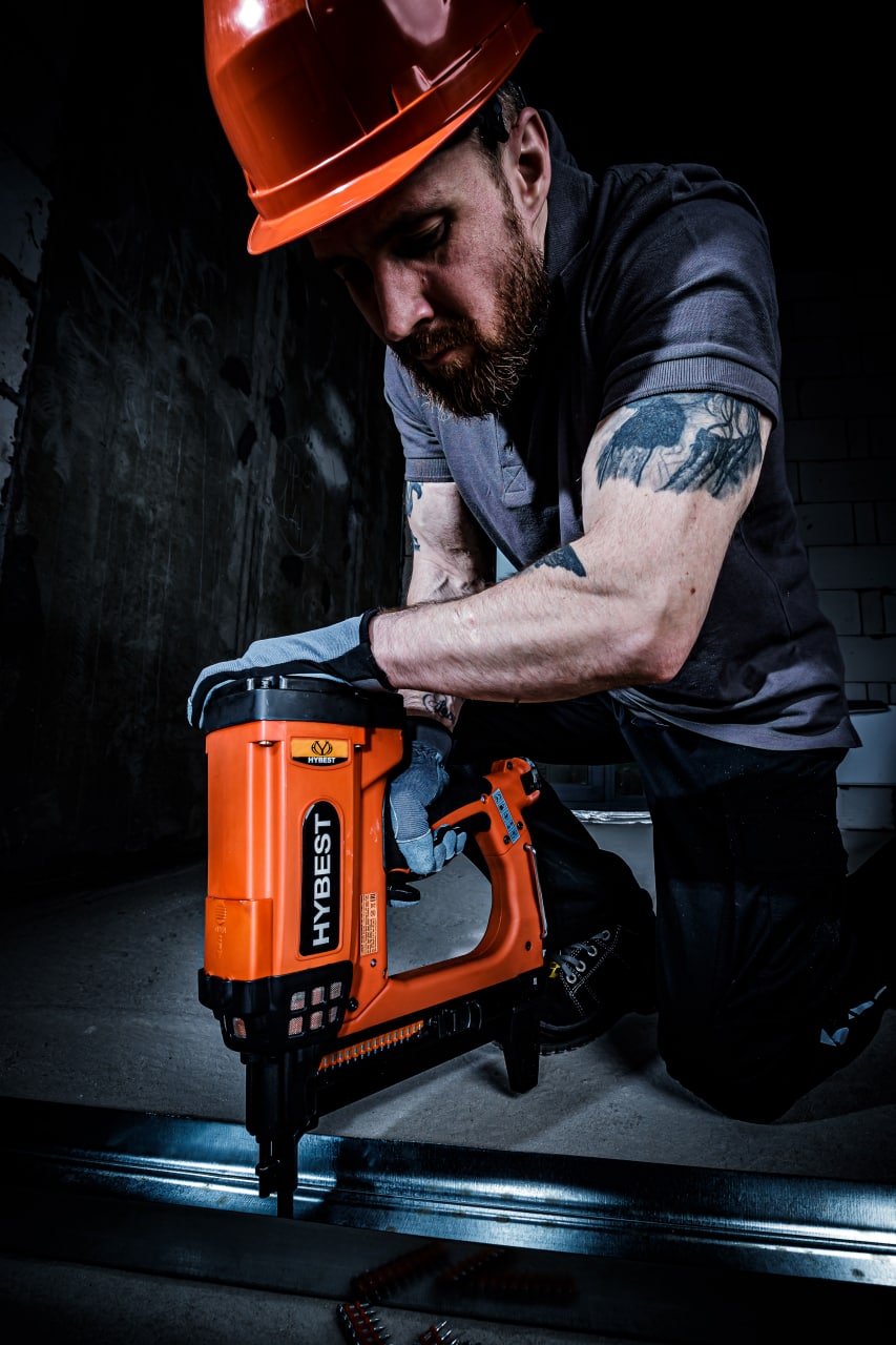 Работа газовым монтажным пистолетом