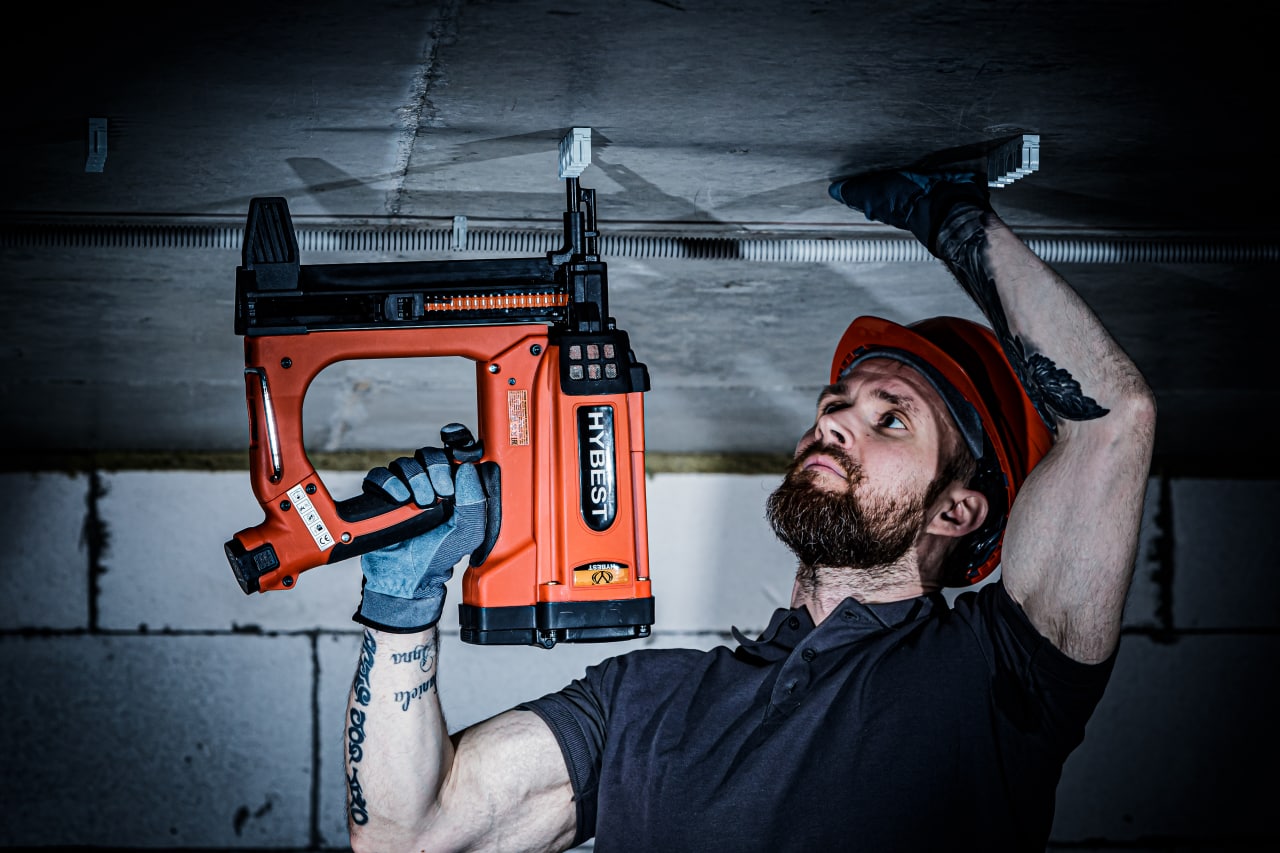 Работа монтажным пистолетом Hybest