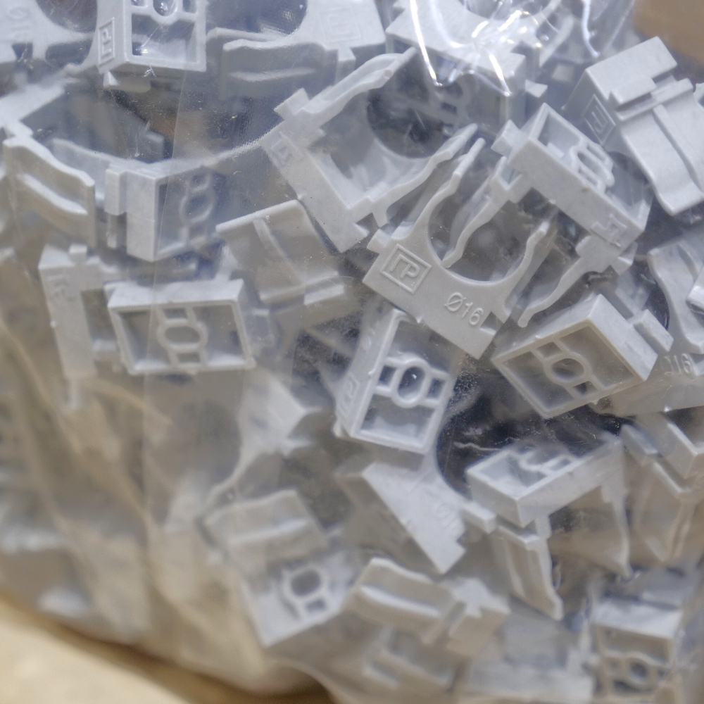 Крепеж-клипса для труб для монтажного пистолета серая в п/э д16 (100шт/уп) Промрукав